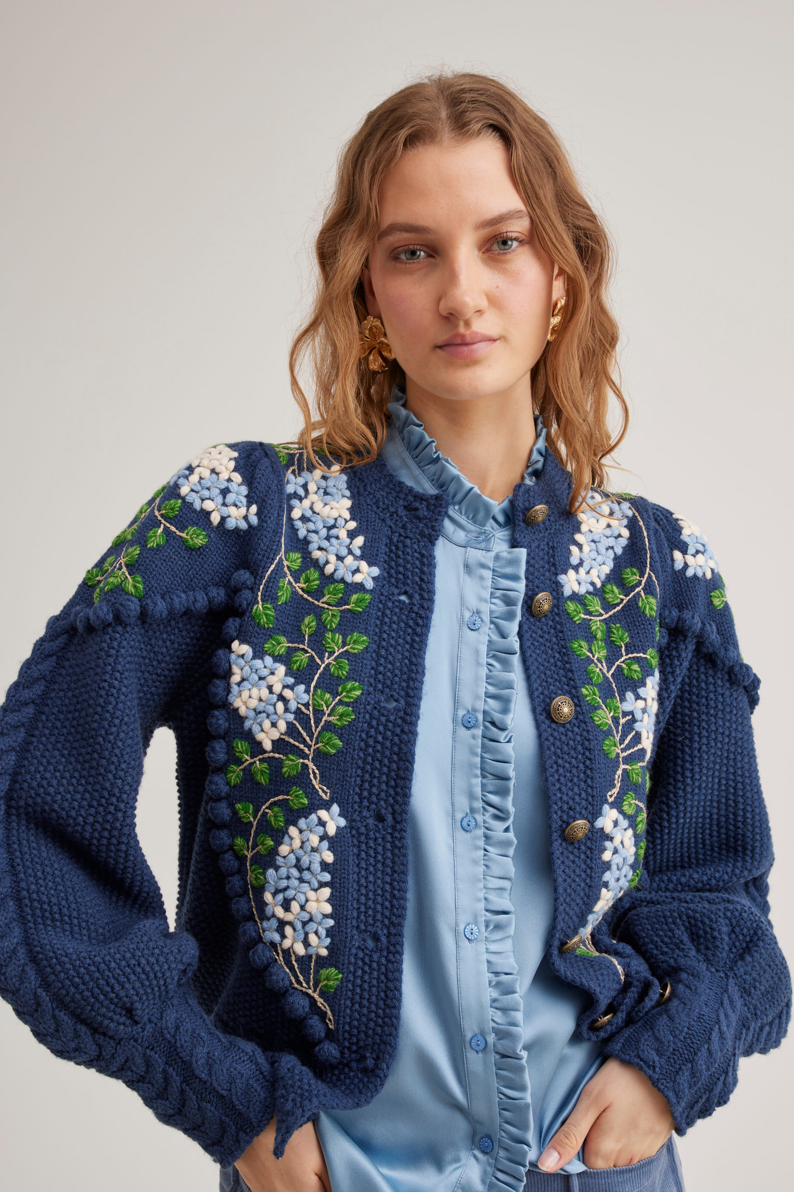 rosymonsterフラワー刺繍 ネイビーウインドブレーカー　011 Holly Cardigan, Navy Blue Lilacs – Line Markvardsen