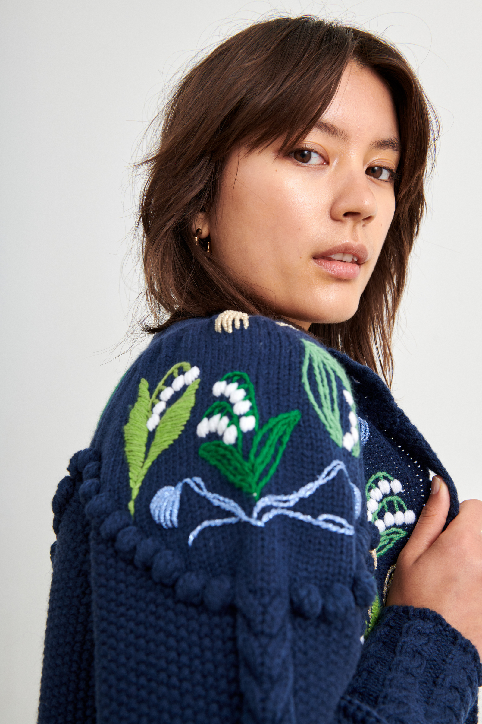Holly Cardigan Lily of the Valley Navy – Line Markvardsen